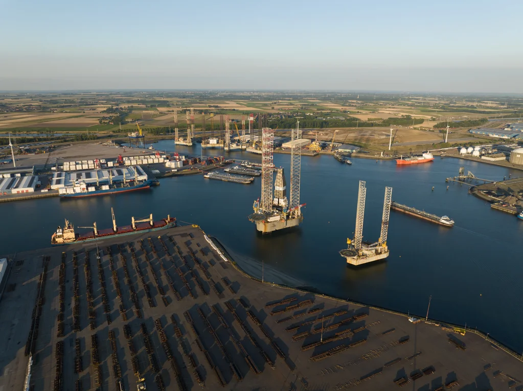 Widok z lotu ptaka na port przemysłowy we Vlissingen w prowincji Zeeland, nabrzeża przeładunkowe i statki.