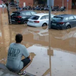 Samochody częściowo zalane wodą po intensywnych opadach w Hiszpanii