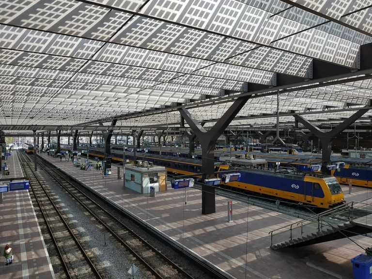 Podpalenie przy torach w Rotterdamie. Pociągi do Delft nie pojadą także w niedzielę