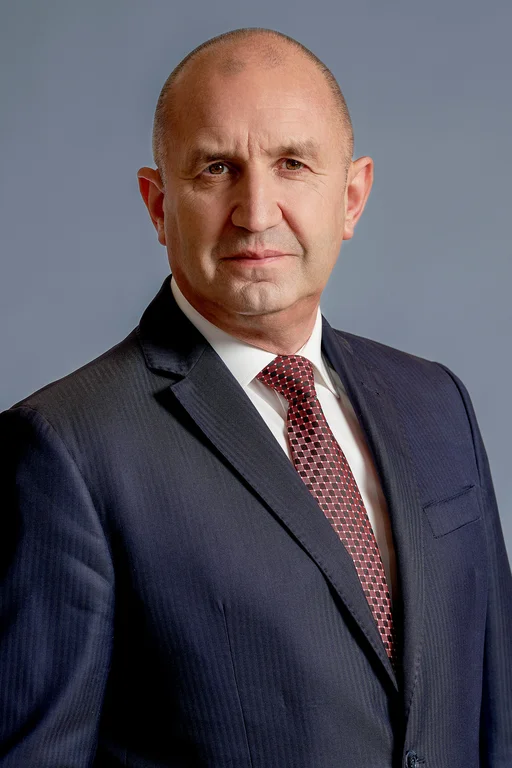 Rumen Radew, premier Bułgarii, na oficjalnym portrecie z 2026 roku
