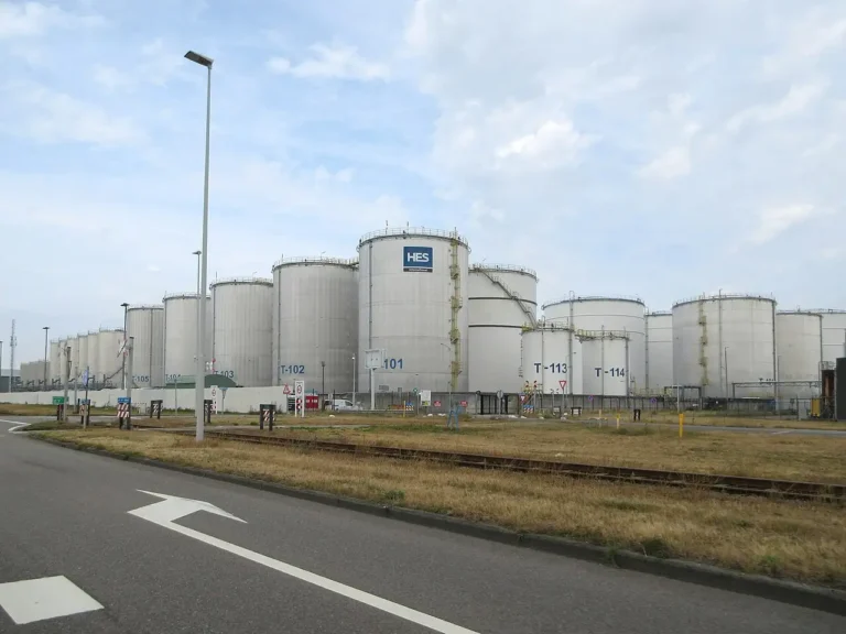Holandia uwalnia kolejne strategiczne zapasy paliwa. Na rynek trafi benzyna i diesel
