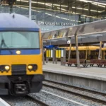 Żółto-niebieski pociąg NS na stacji Utrecht Centraal w Holandii