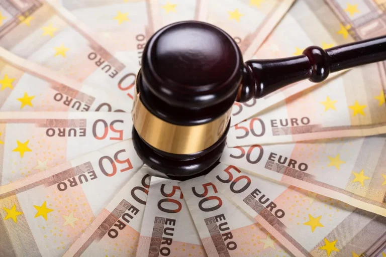 Młotek sędziowski na banknotach 50 euro symbolizujący wyrok TSUE dotyczący zwrotu skradzionych pieniędzy przez bank.